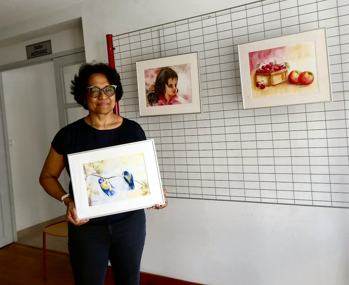 L'artiste avec l'une de ses oeuvres fétiches 