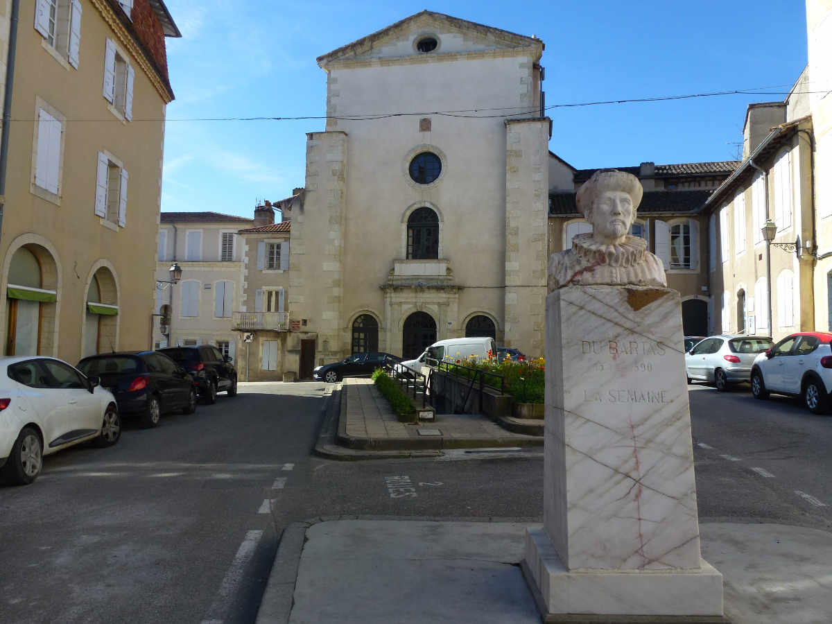 La bibliothèque d'Auch est située 12 Place Saluste du Bartas - Photo ed