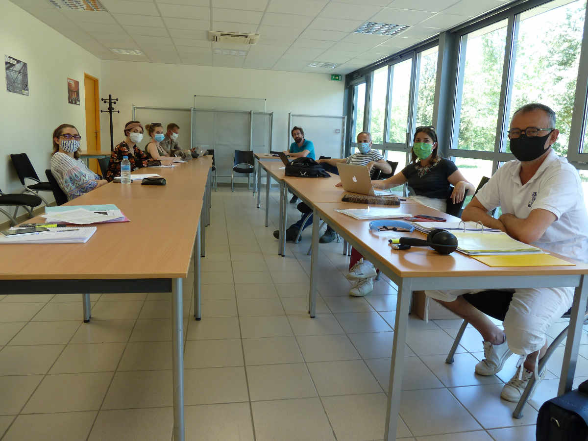 Une réunion de travail avec des participants bien distanciés !