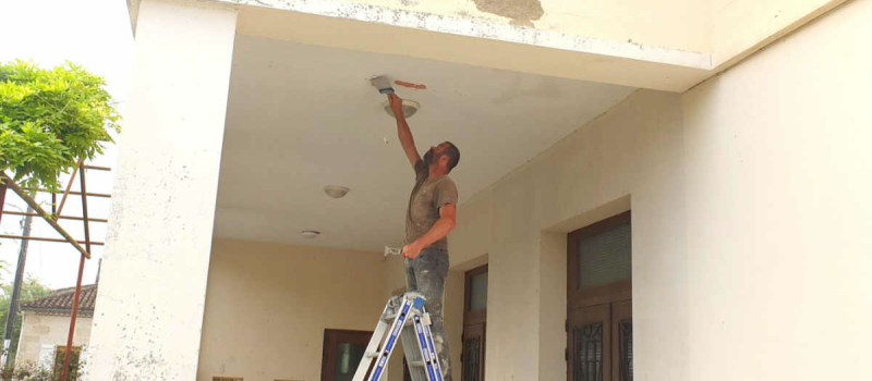 Les travaux de peinture démarrent à la salle des fêtes