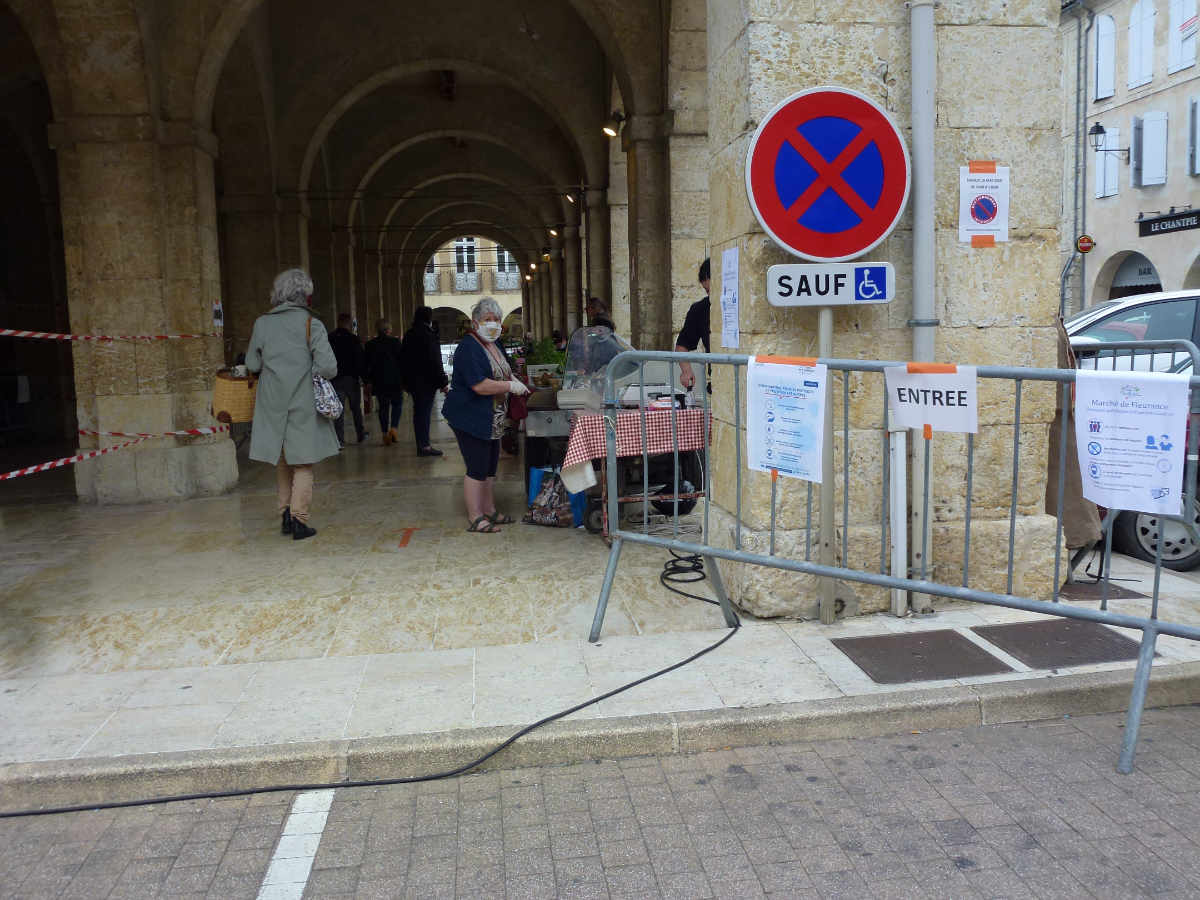 Le marché du samedi avec le fléchage mis en place pour respecter les consignes sanitaires