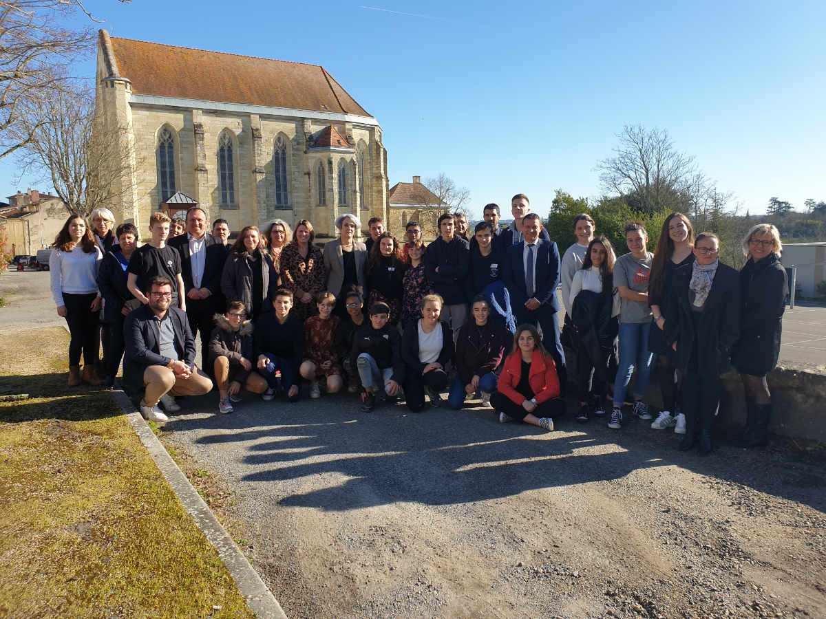  Bénédicte Andrejac - au centre de la photo, en veste beige clair - avec les chefs d'établissements et des membres du Conseil Diocésain des élèves (CODIEL), à Auch, à la Maison diocésaine.