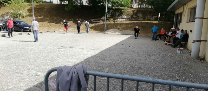 Les pétanqueurs respectent les distances !