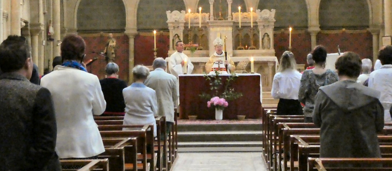 Messe dominicale célébrée par  Monseigneur Gardès 