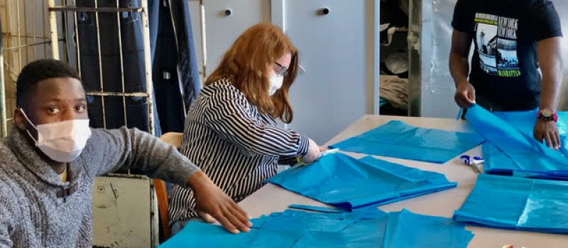 Deux garçons et une fille pour une production exceptionnelle de surblouses