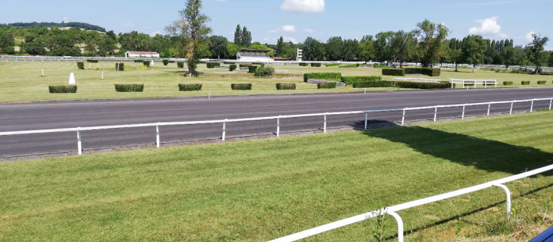 Des courses encore à huis clos