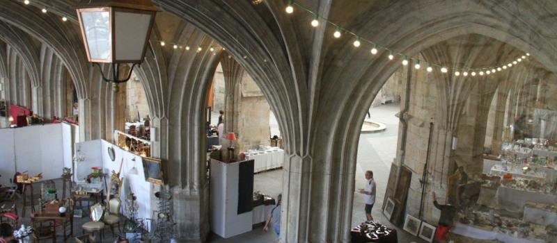 Première belle occasion de sortie en ville : foire à la brocante sous le cloître
