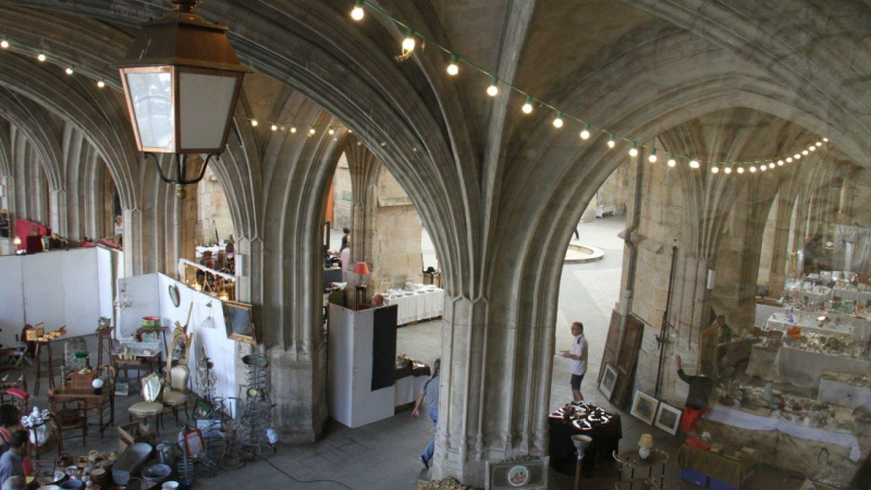 Première belle occasion de sortie en ville : foire à la brocante sous le cloître