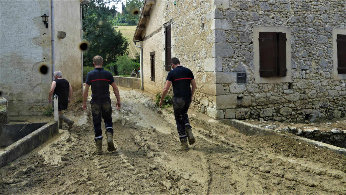 Un chemin rendu impraticable du fait des torrents de boue - Photo JPE