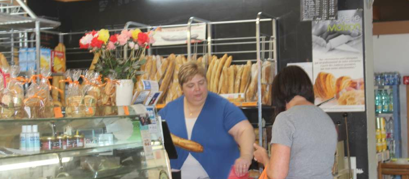 La boulangerie-pâtisserie est ouverte