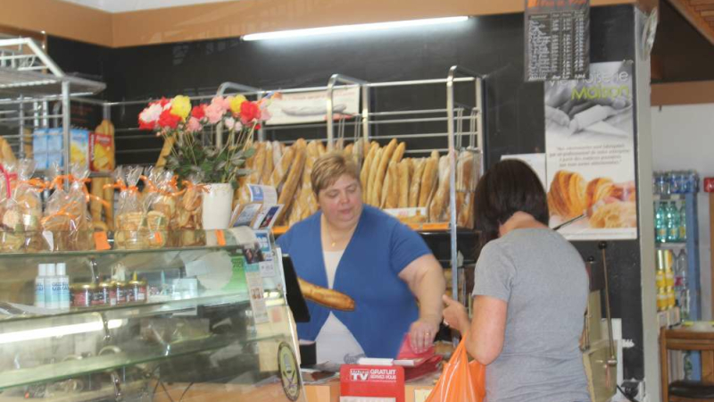 La boulangerie-pâtisserie est ouverte