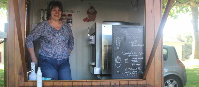 Maryline propose des glaces à l'Italienne