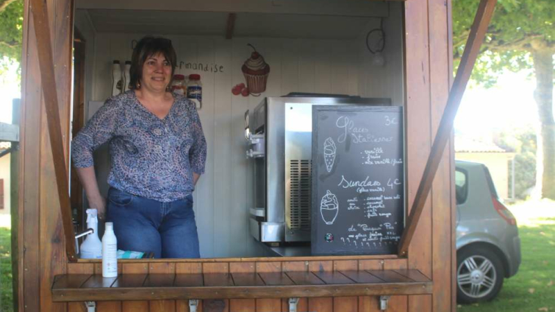 Maryline propose des glaces à l'Italienne