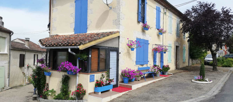 Des fleurs pour ensoleiller le village !