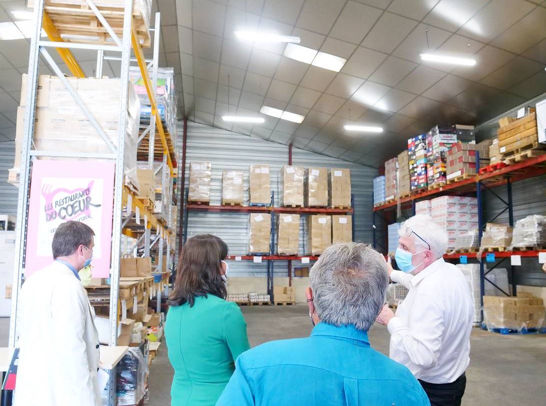 Catherine Seguin lors de sa visite aux Restos du Cœur - Photo Facebook Préfète du Gers