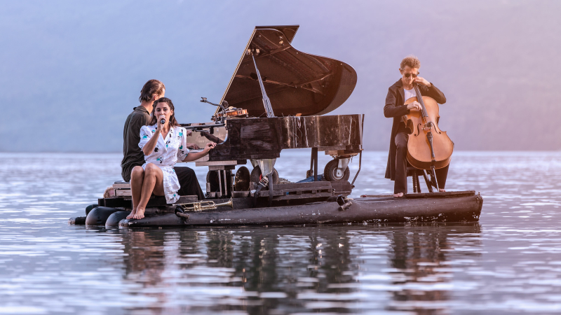 Un piano, demi-queue, qui flotte bel et bien sur le lac !