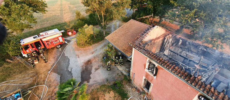 Une maison détruite par un incendie