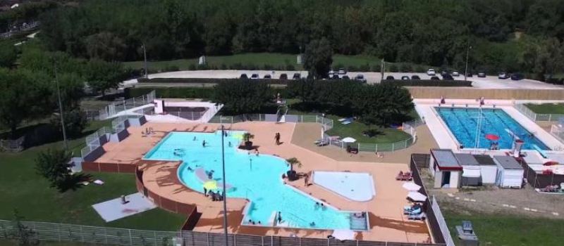La piscine est très fréquentée malgré les aménagements