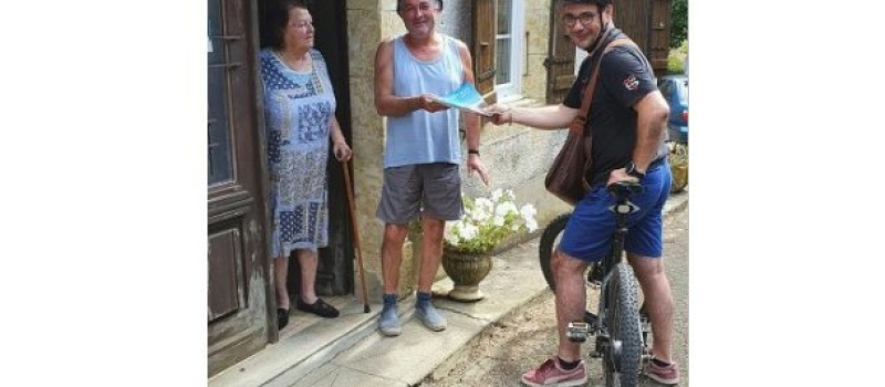 Le maire distribue le bulletin municipal à vélo !