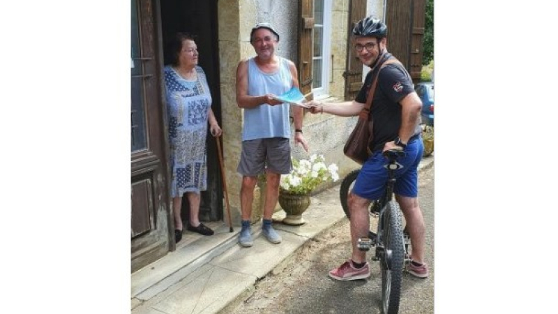 Le maire distribue le bulletin municipal à vélo !