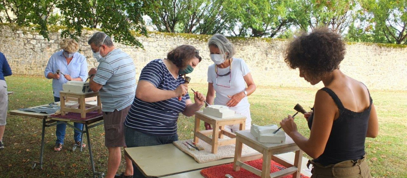 Des éléments d'un bas-relief d'ornement : ce à quoi se sont attaqués les participants au stage d'été de Flaran