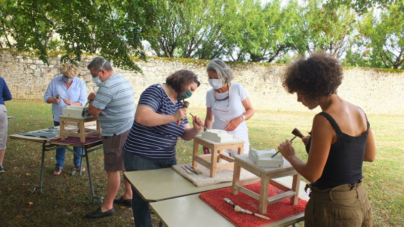 Des éléments d'un bas-relief d'ornement : ce à quoi se sont attaqués les participants au stage d'été de Flaran