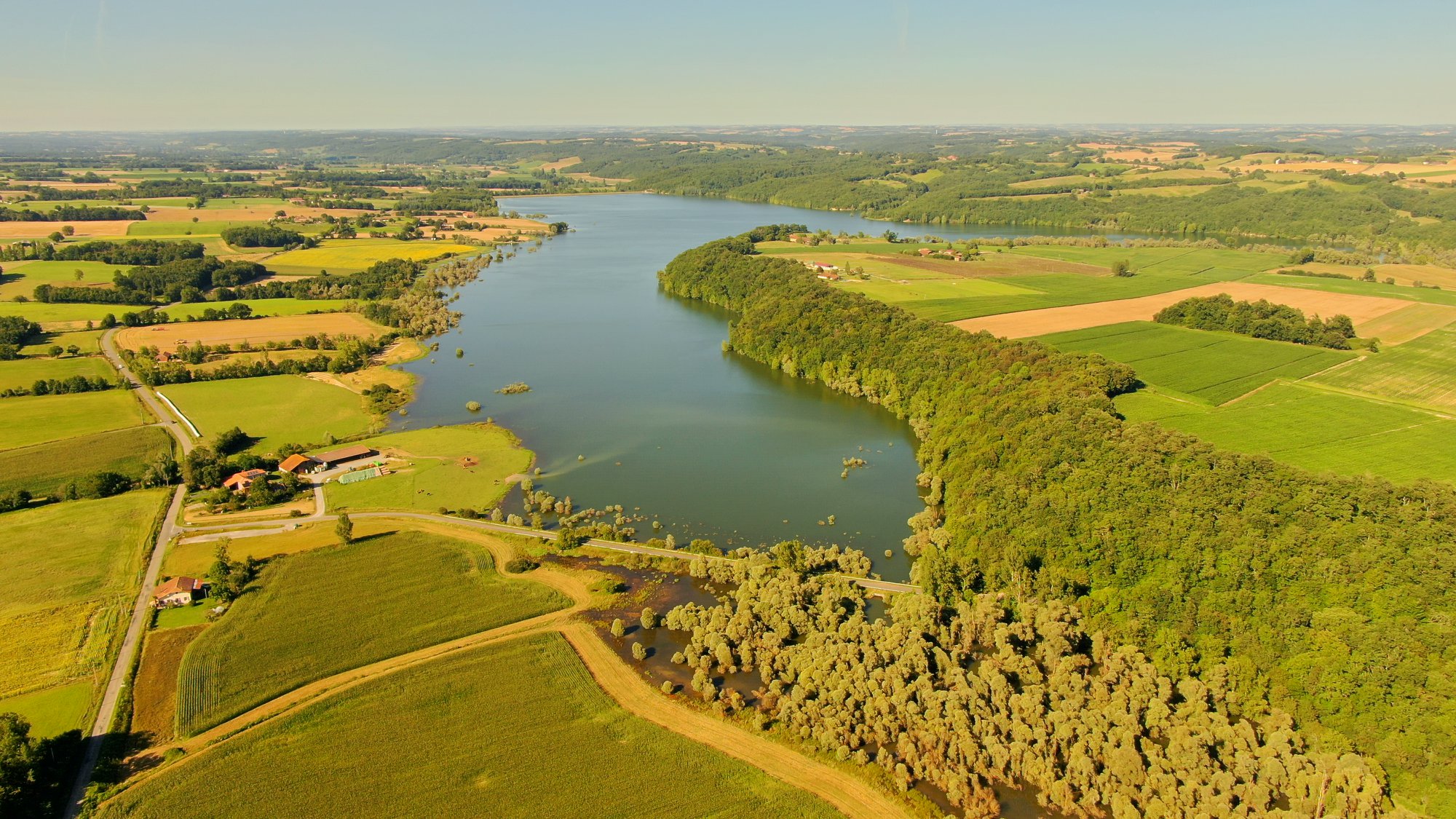 Le lac de l'Astarac à Bézues-Bajon, Mais Laurent Lainé avec ses photos de drone ne serait-il pas hors concours ?
