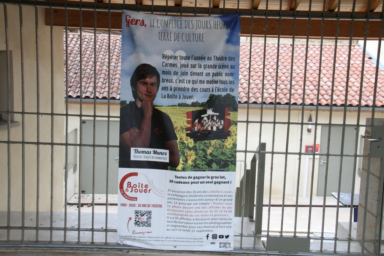 Retrouvez l'affiche posée au Théâtre des Carmes et prenez un selfie pour participer au concours - Photo Marc Le Saux