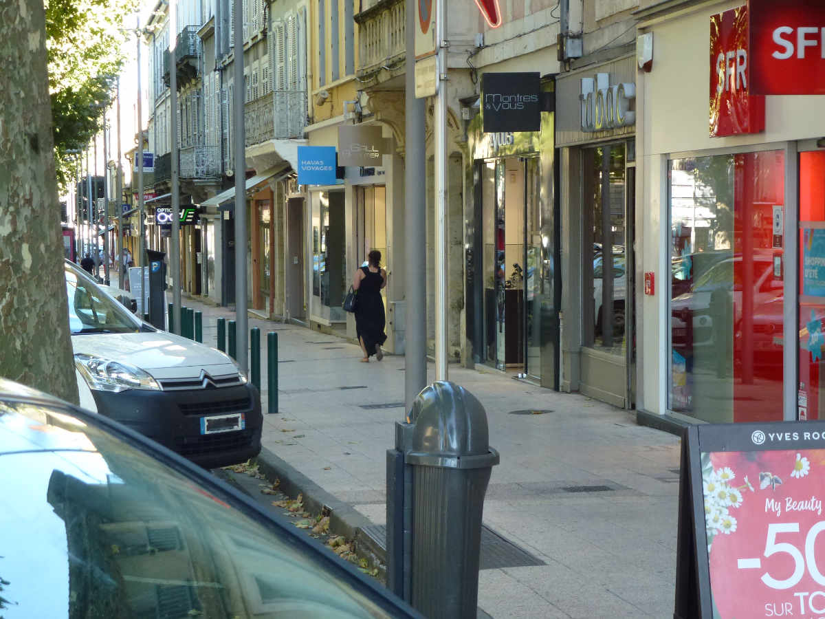 Les commerces avenue d'Alsace, à Auch - Août 2020