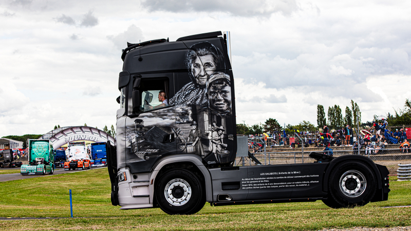 Photos d’un défilé de camions au circuit de Nogaro  