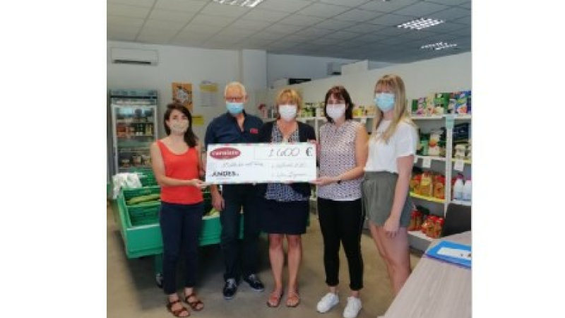 Remise d'un chèque par l'entreprise Carniato à Vic Accueil pour financer le projet Manger Sain Bouger Bien