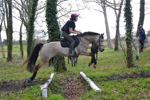 Franchissement d'un fossé lors d'une épreuve de derby cross