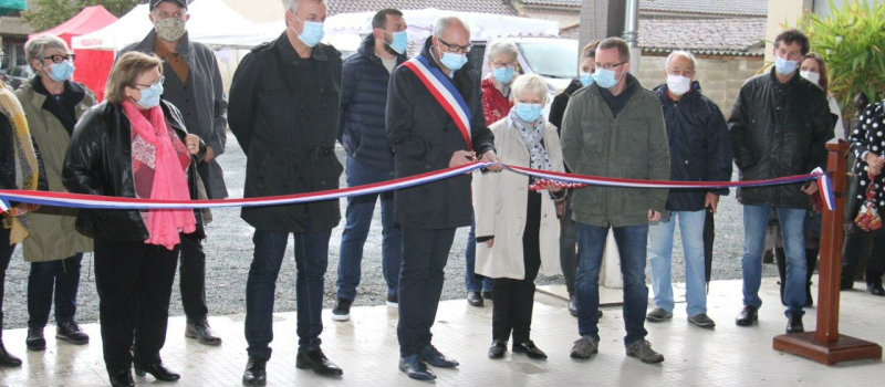Le premier ruban coupé