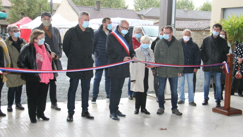 Le premier ruban coupé
