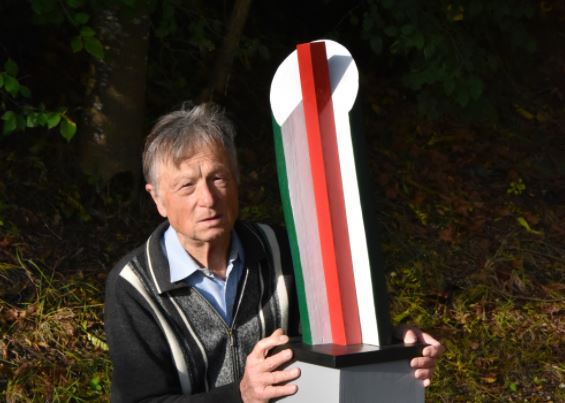 Louis Viel et sa sculpture qu'il nomme "A coeur"