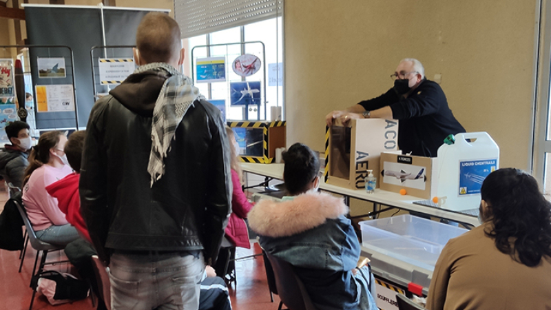 Fête de la science de l'enthousiasme chez les visiteurs