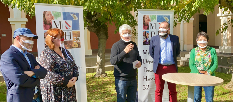 Le Conseil Départemental et la MDPH s'associent pour équiper de masques de protection transparents leurs agents d'accueil