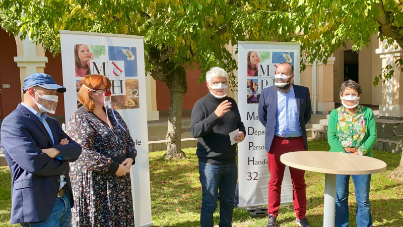 Le Conseil Départemental et la MDPH s'associent pour équiper de masques de protection transparents leurs agents d'accueil