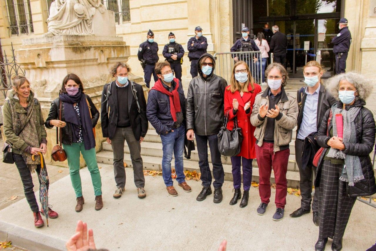 A la sortie du tribunal - Photos collectif ANV COP21 Auch