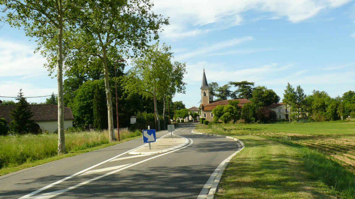 En partant d'Auch, en direction de Condom, entrée du bourg d’Ayguetinte