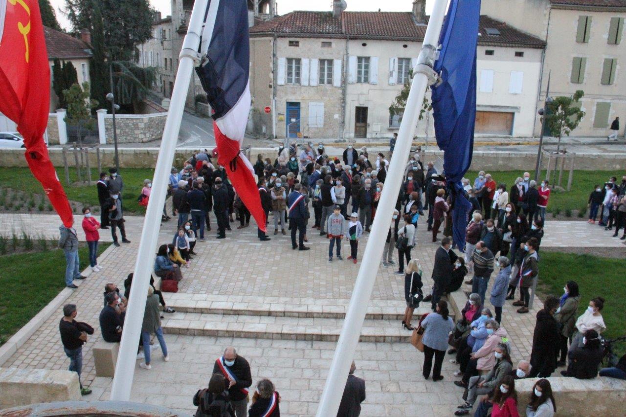 Les drapeaux mis en berne à la mairie - Photo Marc Le Saux