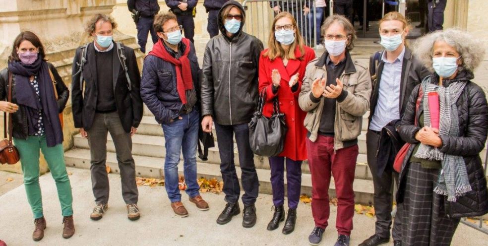 A la sortie du tribunal, décrocheurs et avocats, le jour du procès - Photo collectif ANV COP21 Auch