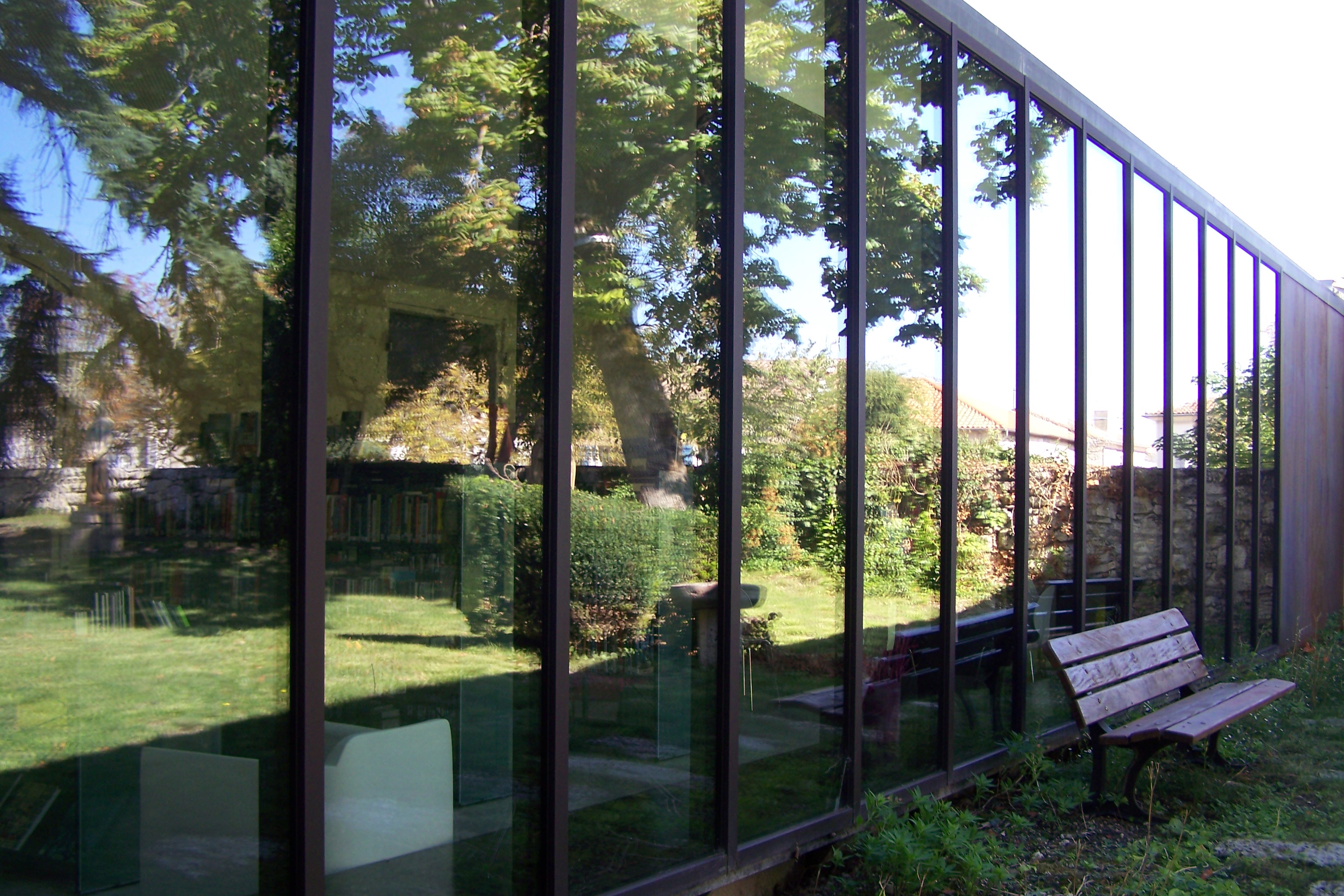 La médiathèque entrée côté jardin
