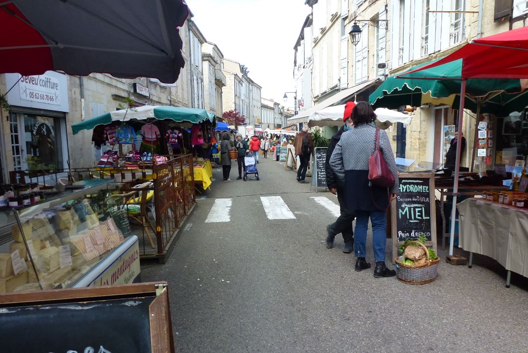 Jour de marché, Rue Nationale, à Lectoure