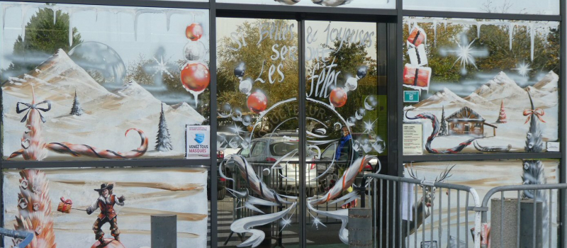 Première vitrine annonçant Noël ,  enfin un frisson positif ! 