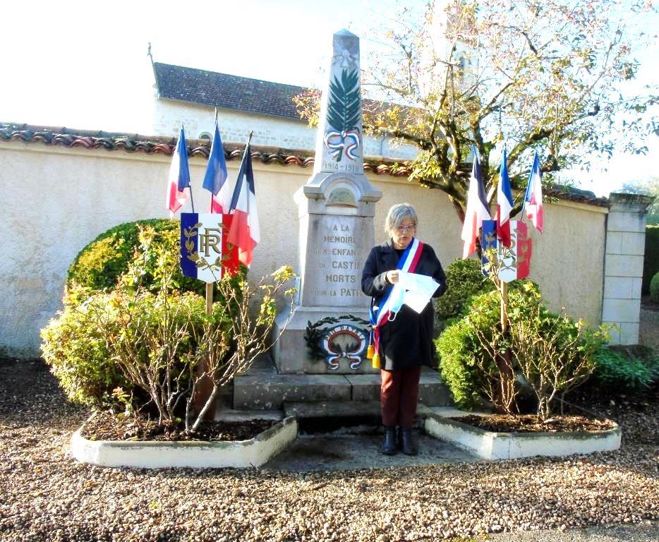 Pierrette Luche, maire de Castin, lit le message ministériel. (Photo : Lucienne Trille).