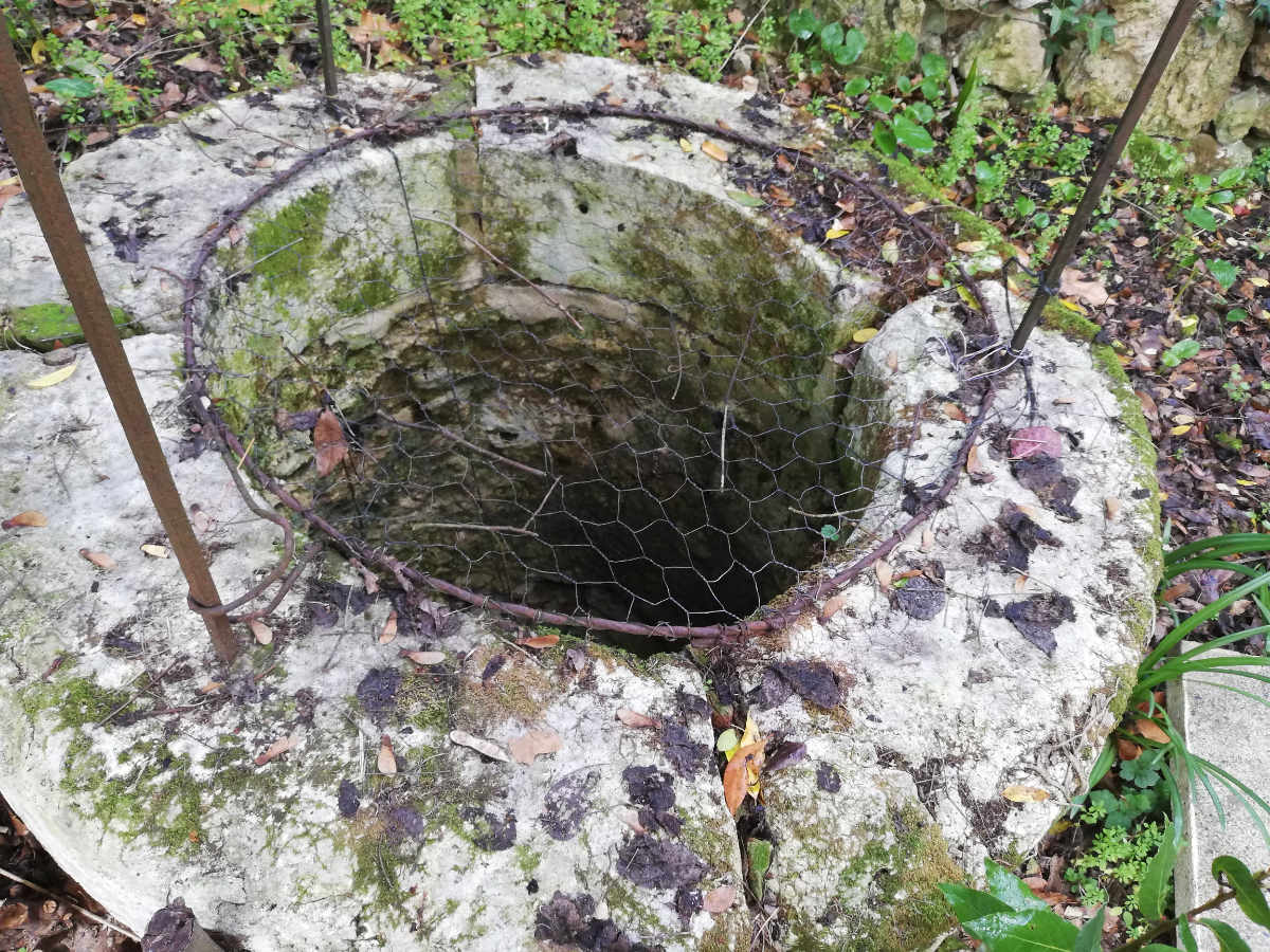 Est-ce bien le puits à l'eau cuisante ?Un puits à l'eau sulfureuse ?