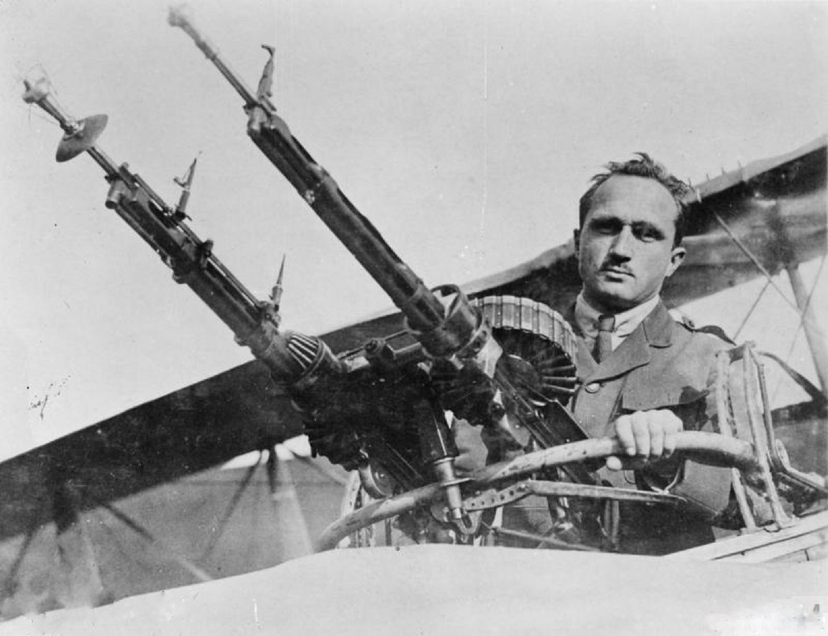 Paul Daum à bord de son biplan