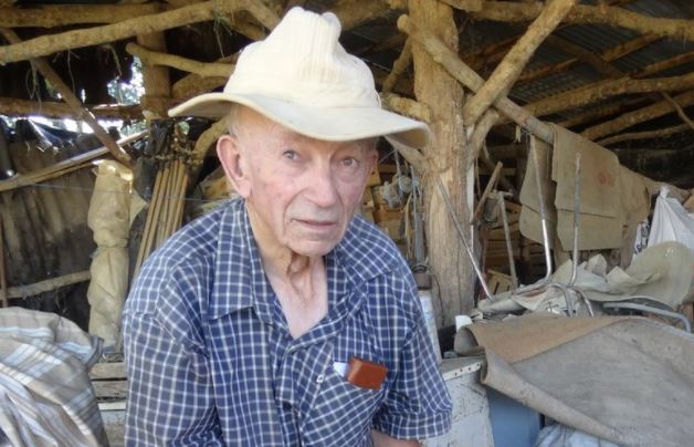Toujours fier de montrer ses trouvailles 