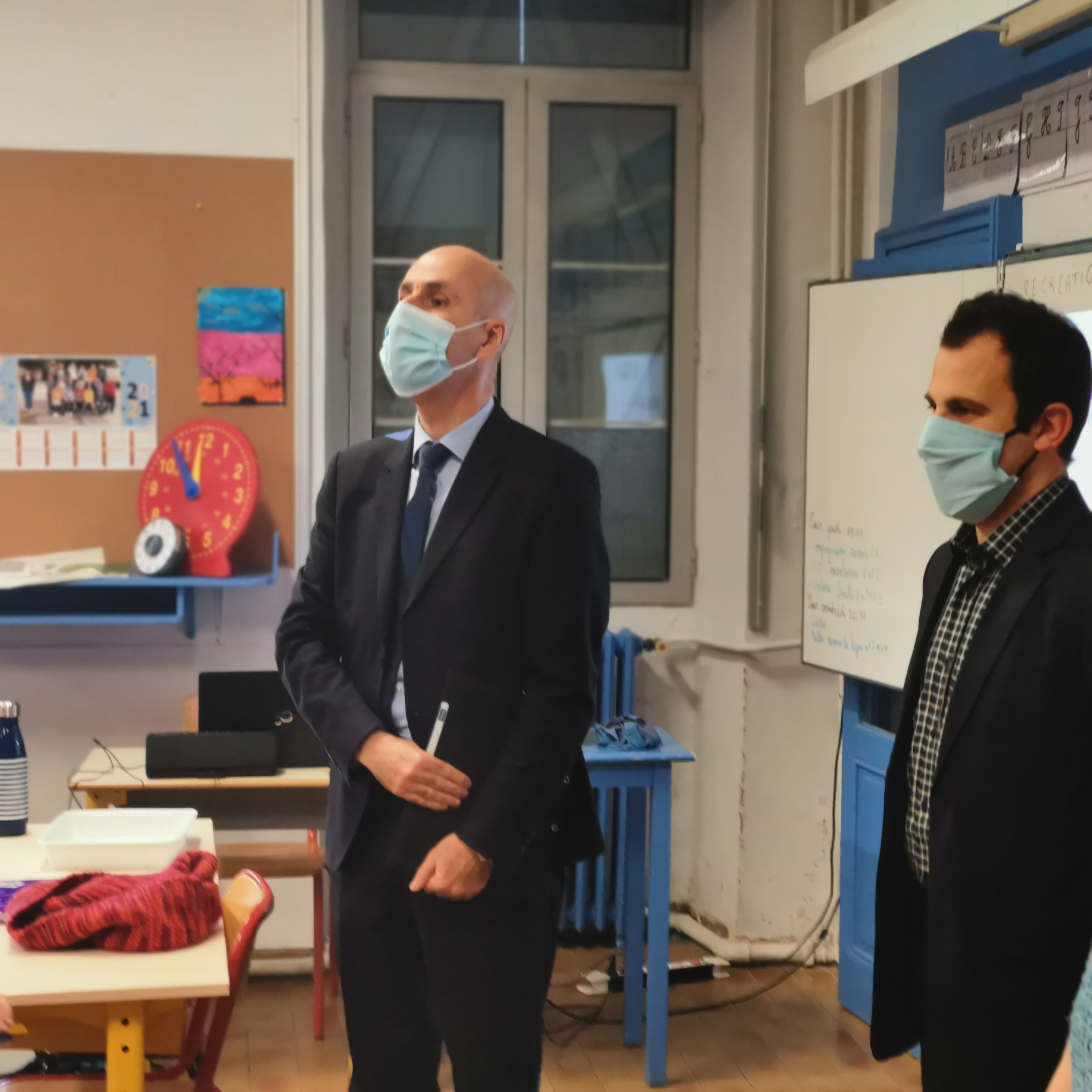 Le Directeur Académique (à gauche) redevient pour un instant professeur.